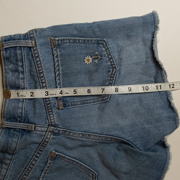 Old Navy High Waisted Distressed Jean Shorts 10 - Picture 10 of 10